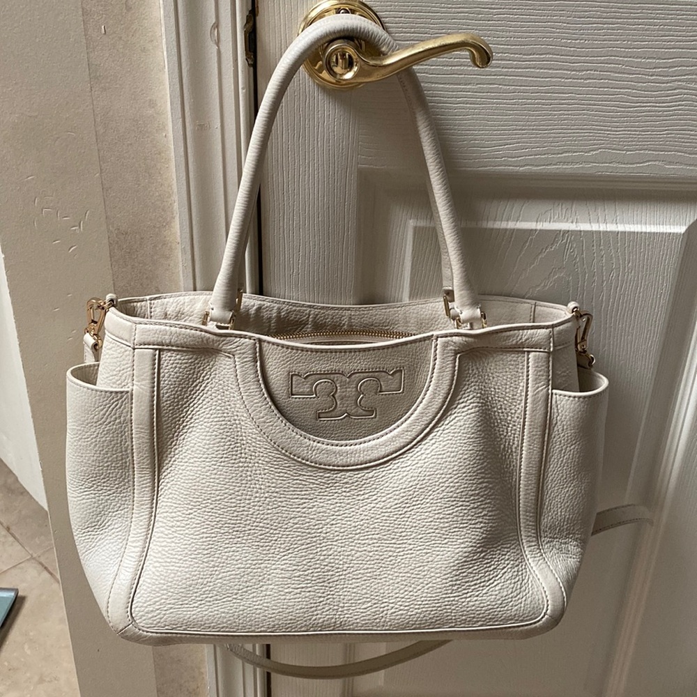 Gorgeous TORY BURCH pebble leather handbag